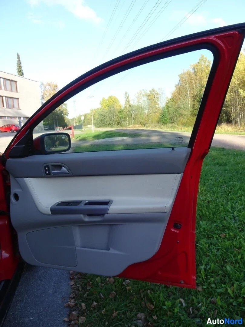 Red Volvo V50 2005, detail, photo 40
