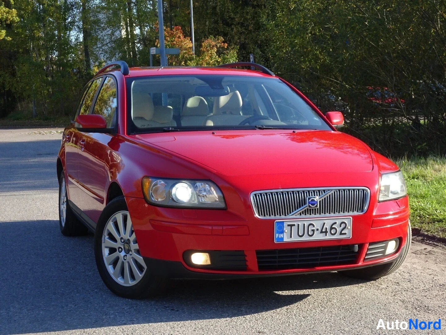 Red Volvo V50 2005, front three-quarter, nose to the left, photo 2