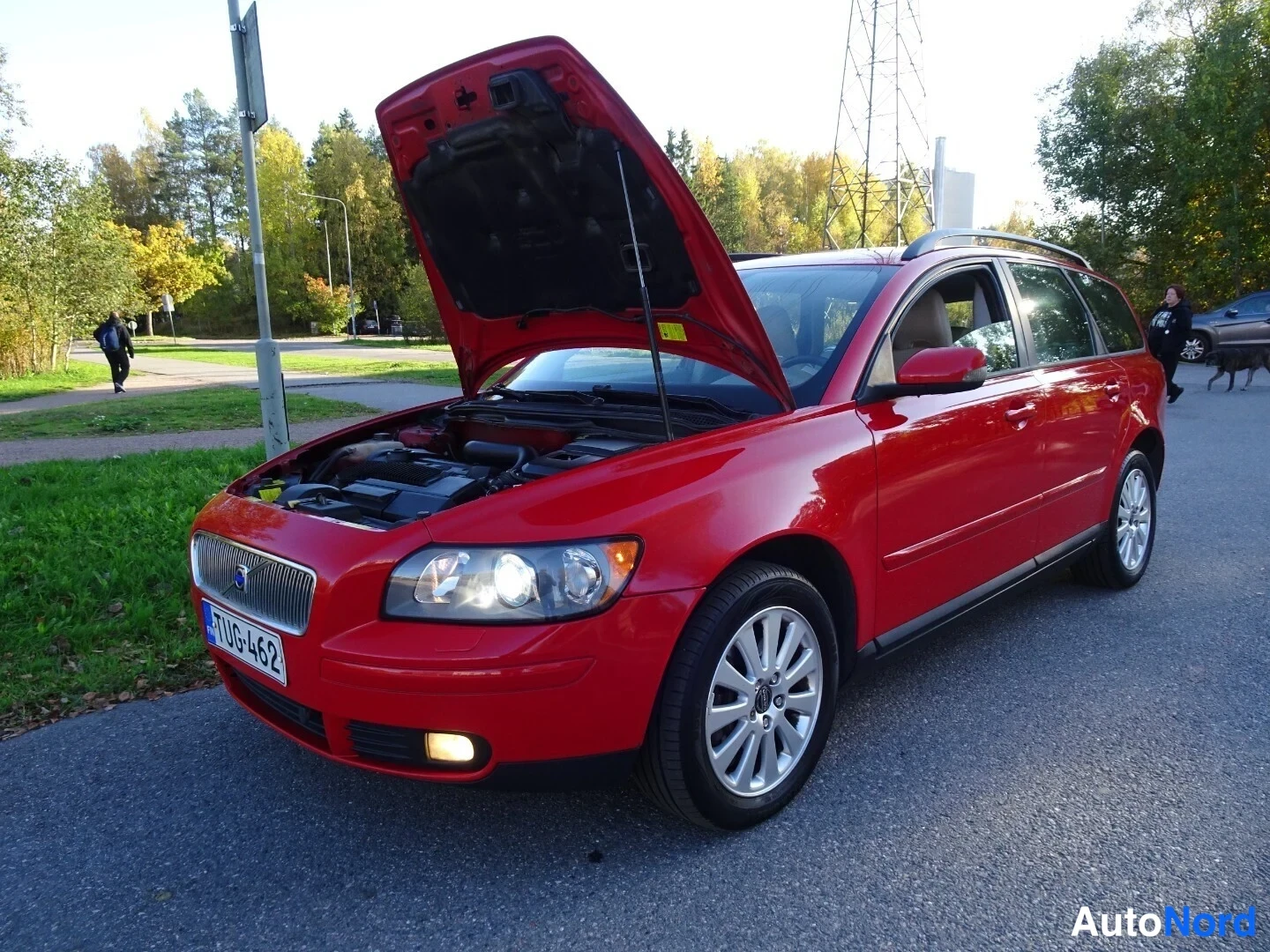 Red Volvo V50 2005, front three-quarter, nose to the left, photo 3