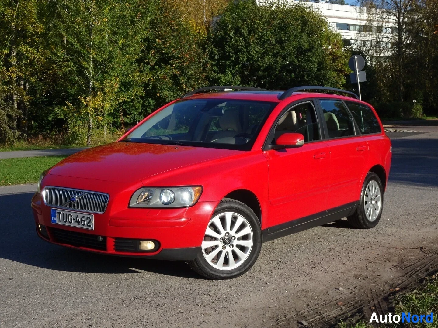 Red Volvo V50 2005, front three-quarter, nose to the left, photo 4