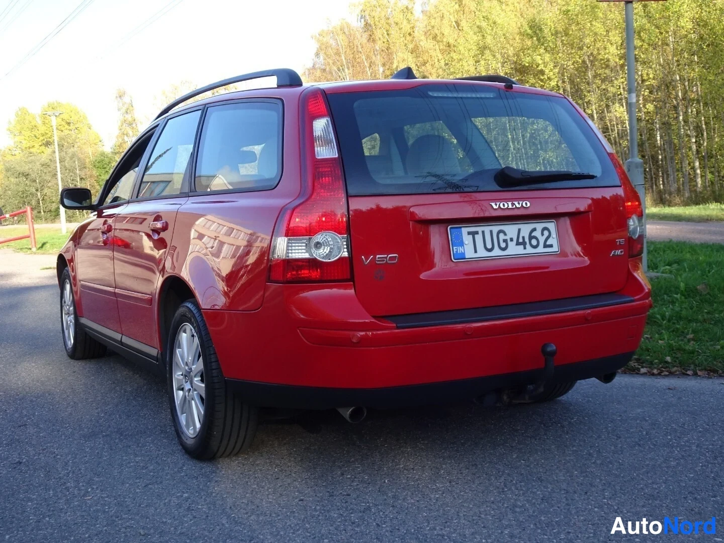 Red Volvo V50 2005, rear three-quarter, photo 13