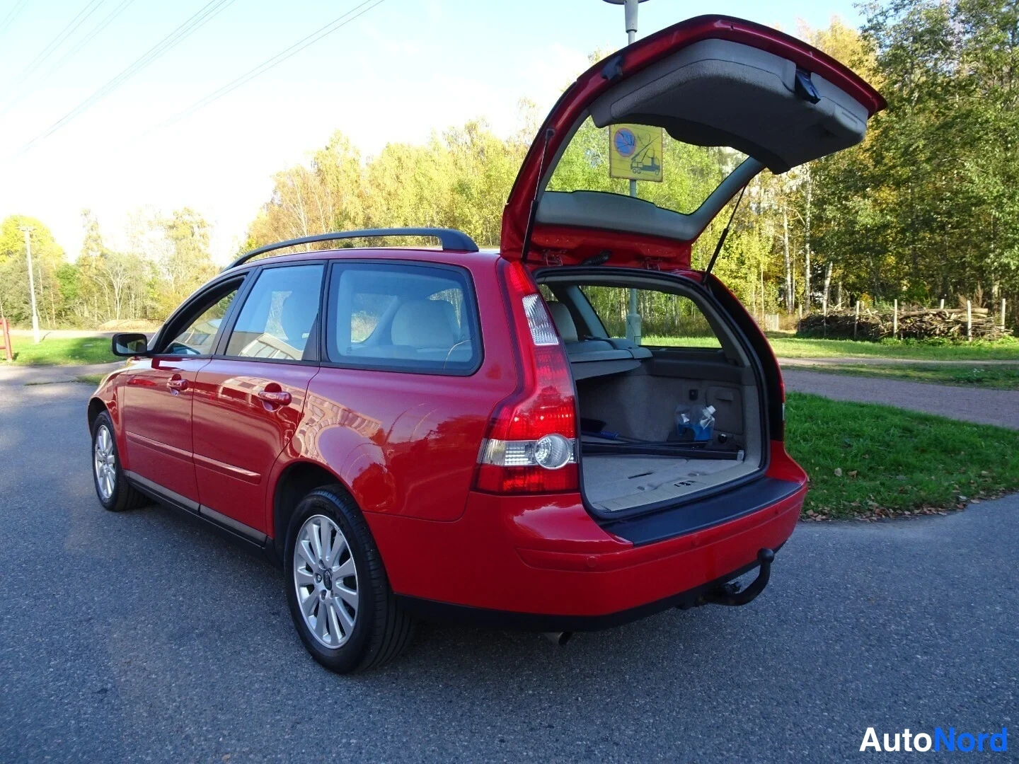 Red Volvo V50 2005, rear three-quarter, photo 11
