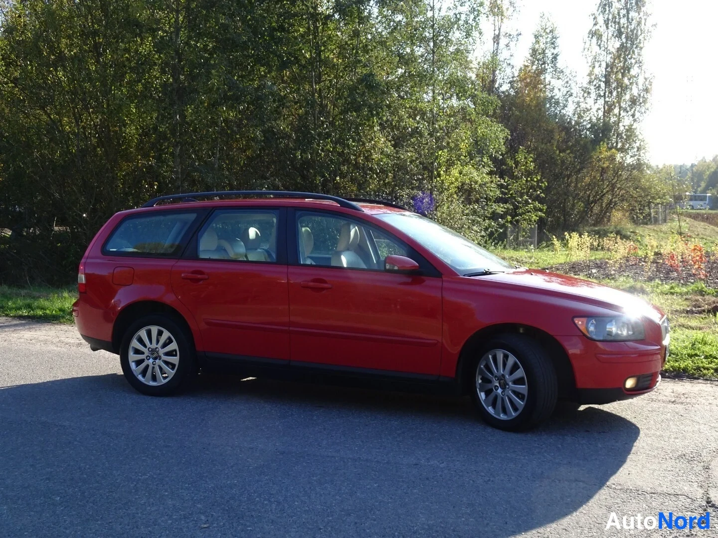 Red Volvo V50 2005, front three-quarter, nose to the right, photo 5