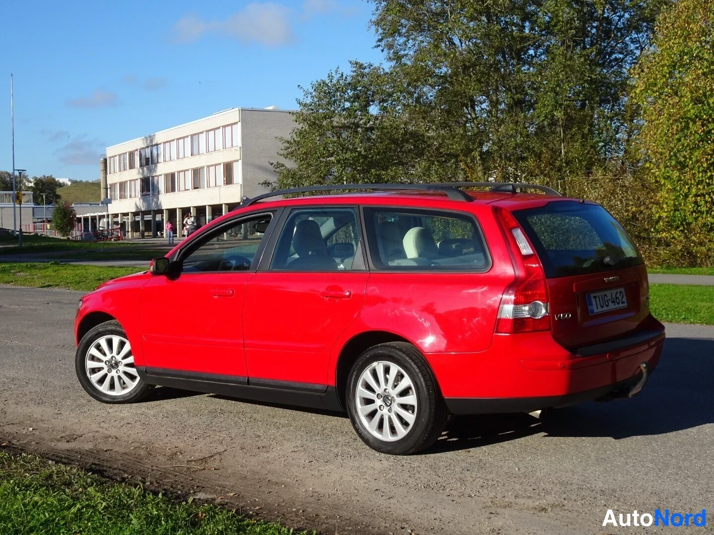 Red Volvo V50 2005, rear three-quarter, photo 10