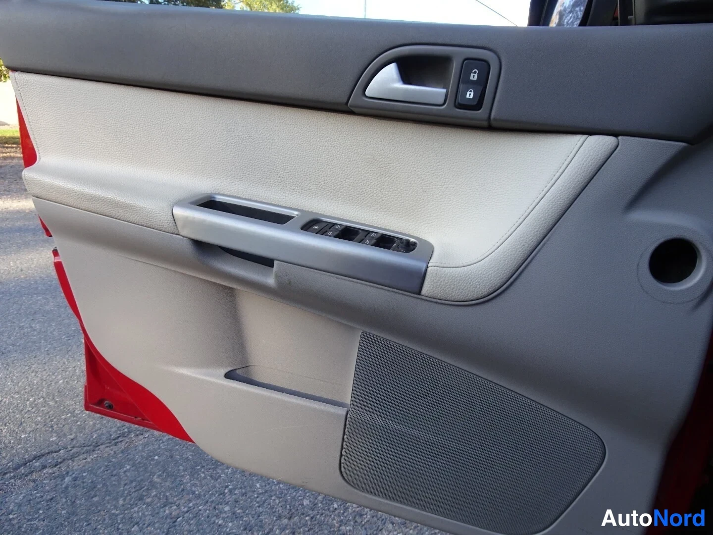 Red Volvo V50 2005, detail, photo 29