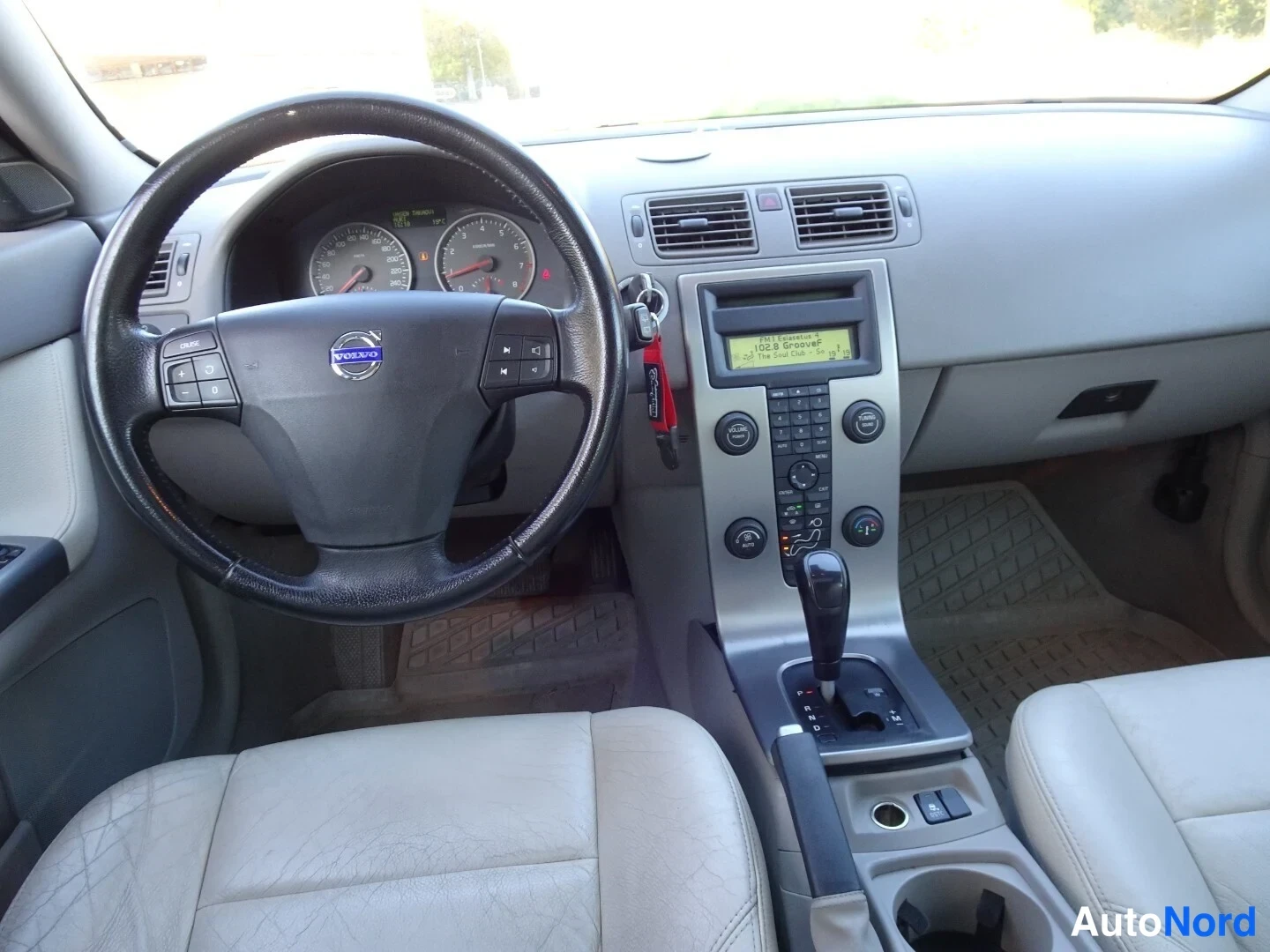 Red Volvo V50 2005, cockpit, photo 16