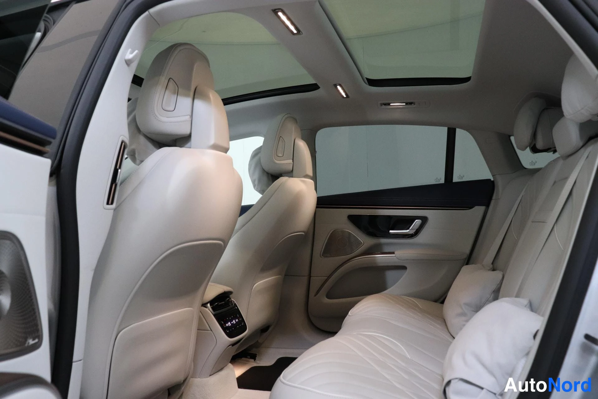 Harmaa Mercedes-Benz EQS 2022, takaistuimet, kuva 10