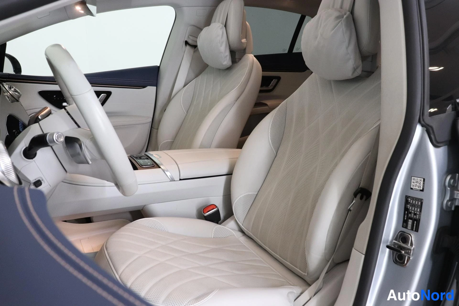 Harmaa Mercedes-Benz EQS 2022, etuistuimet, kuva 8