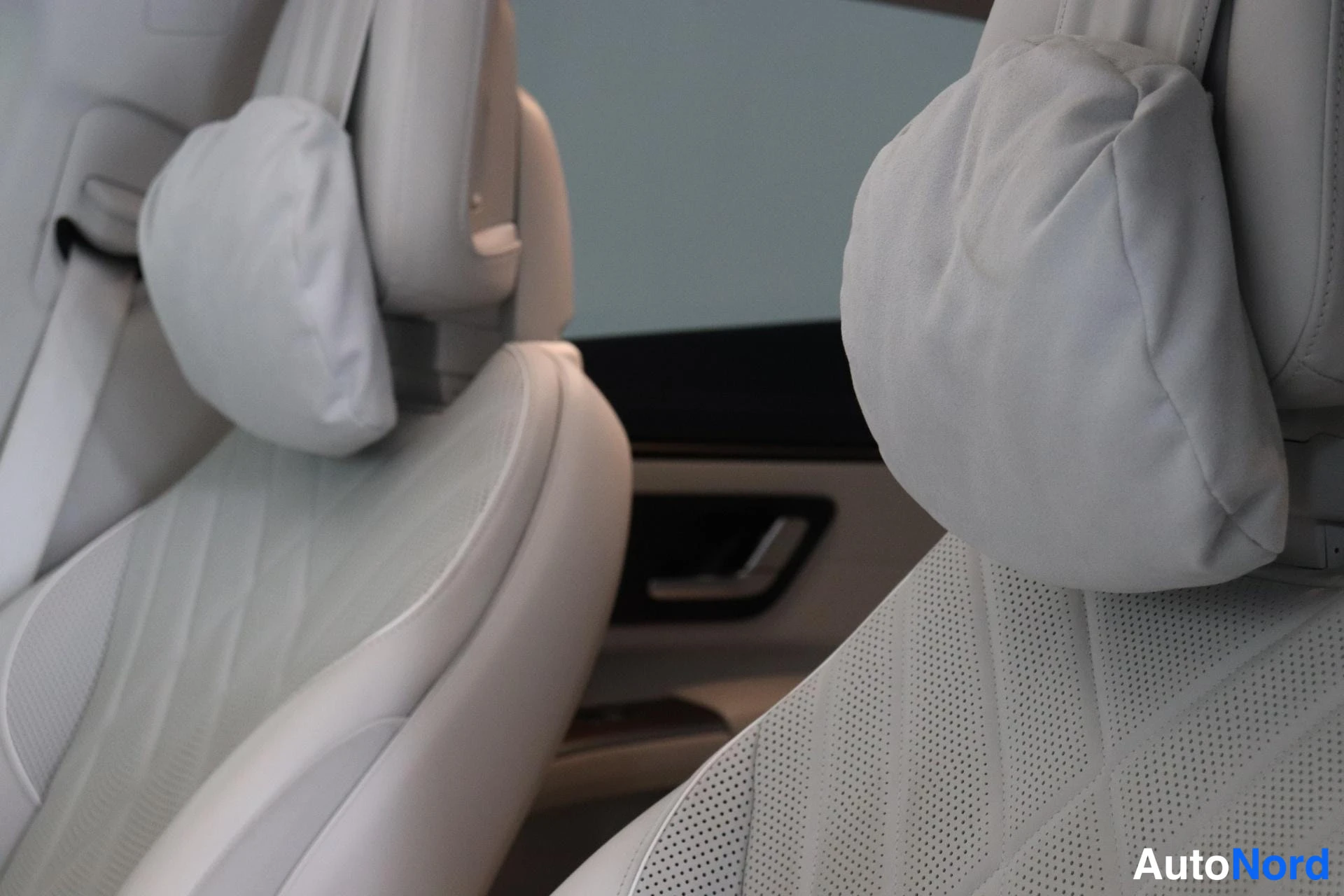 Harmaa Mercedes-Benz EQS 2022, etuistuimet, kuva 9