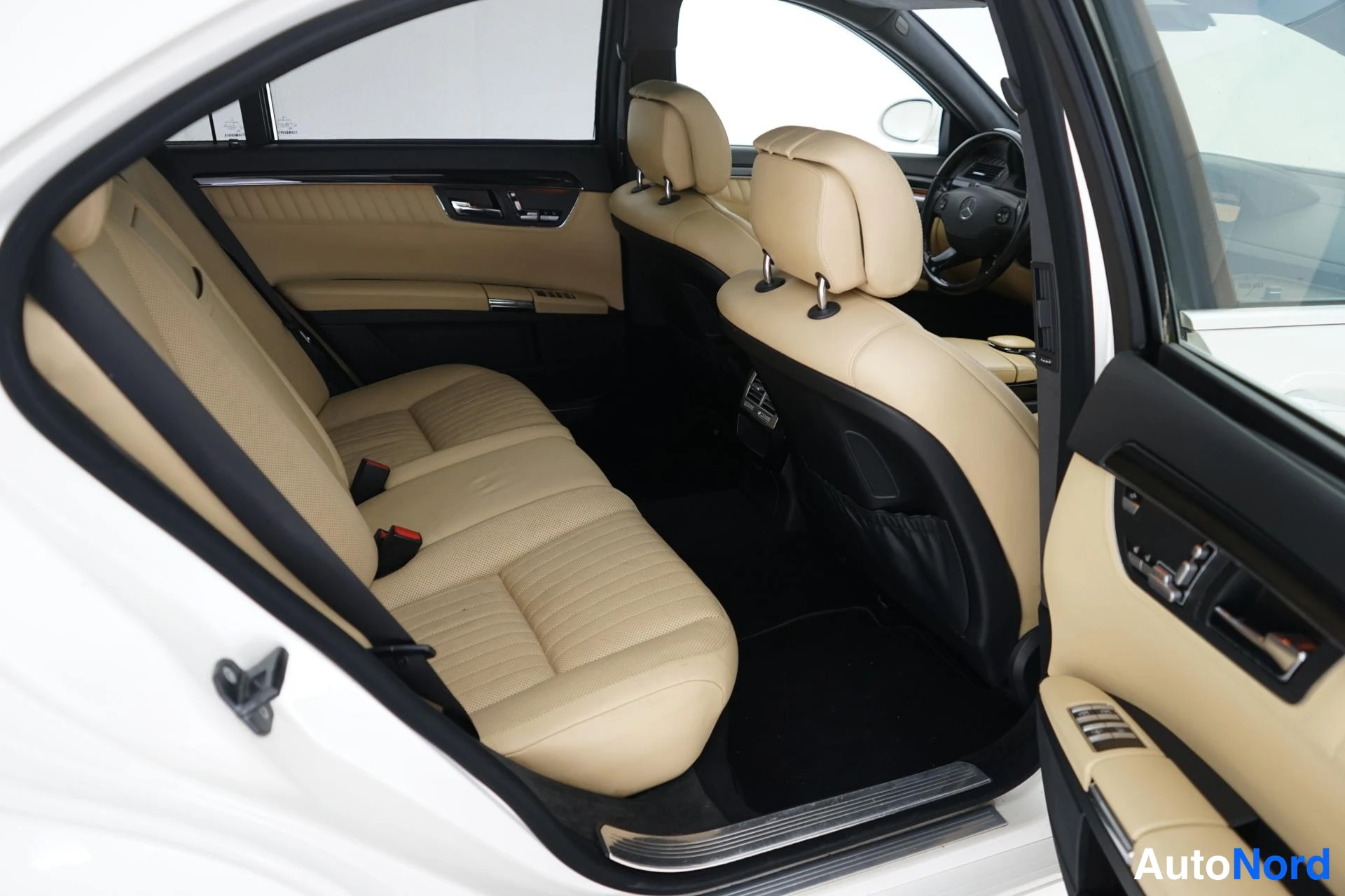 White Mercedes-Benz S 350 2007, rear seats, photo 11