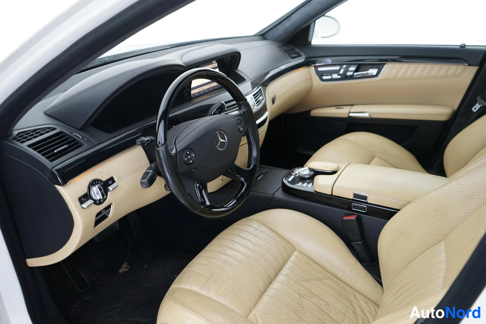 White Mercedes-Benz S 350 2007, cockpit, photo 8