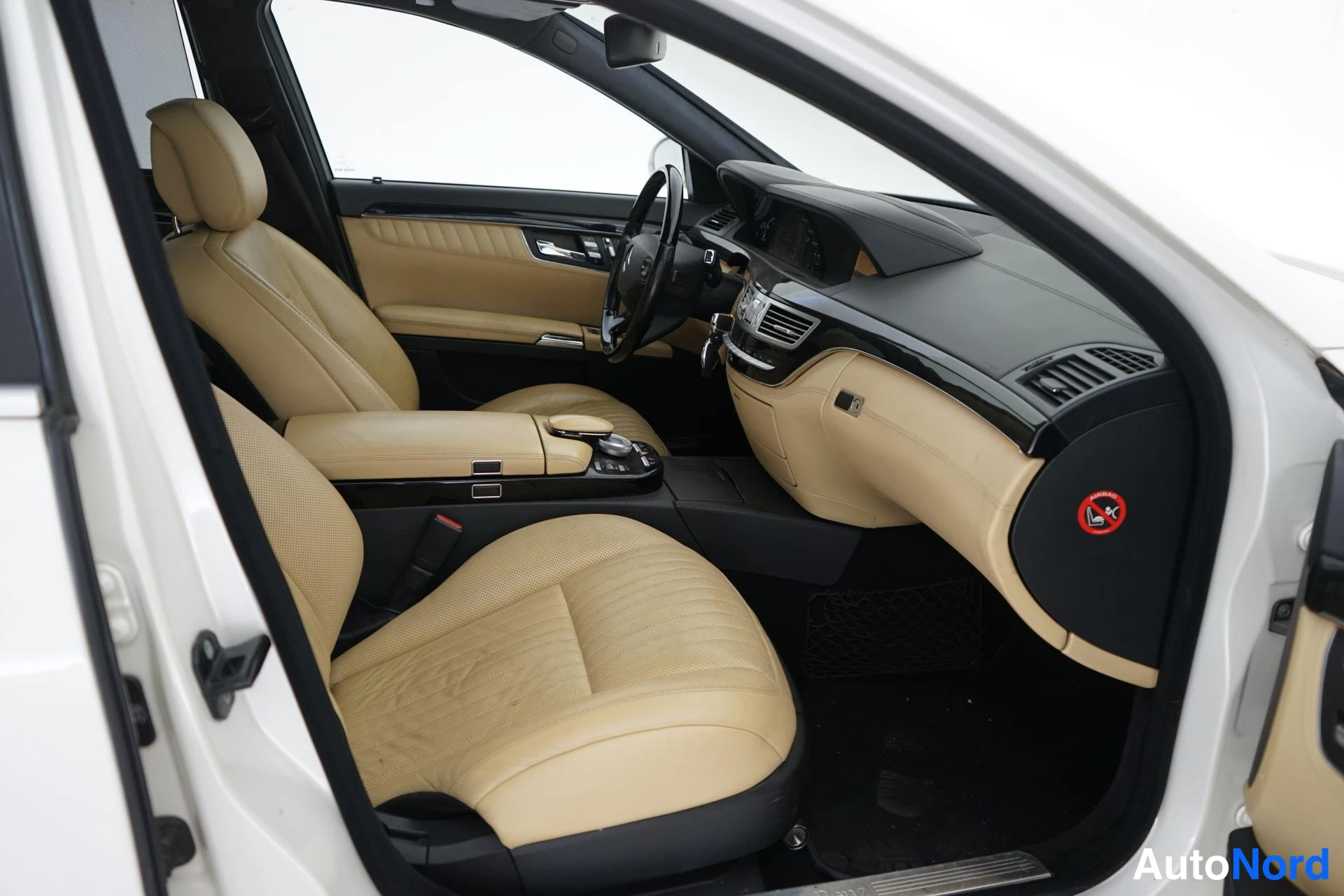 White Mercedes-Benz S 350 2007, cockpit, photo 9