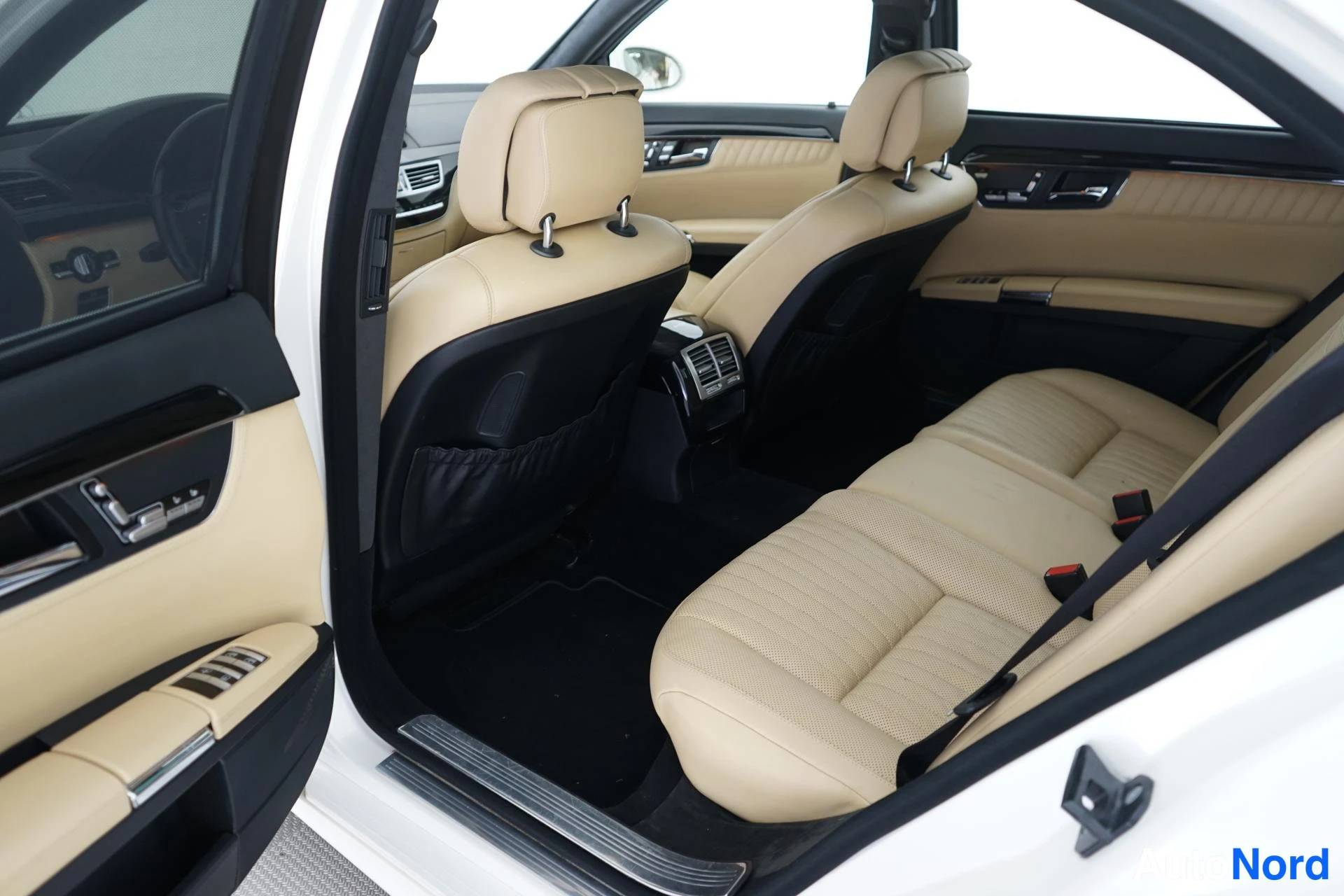 White Mercedes-Benz S 350 2007, rear seats, photo 10