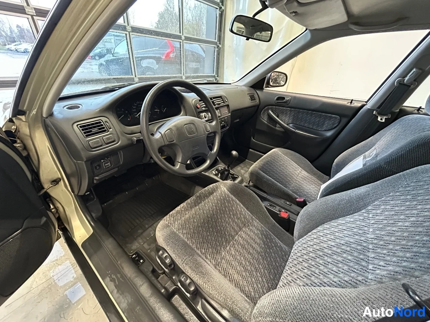 Beige Honda Civic 2000, ohjaamo, kuva 9