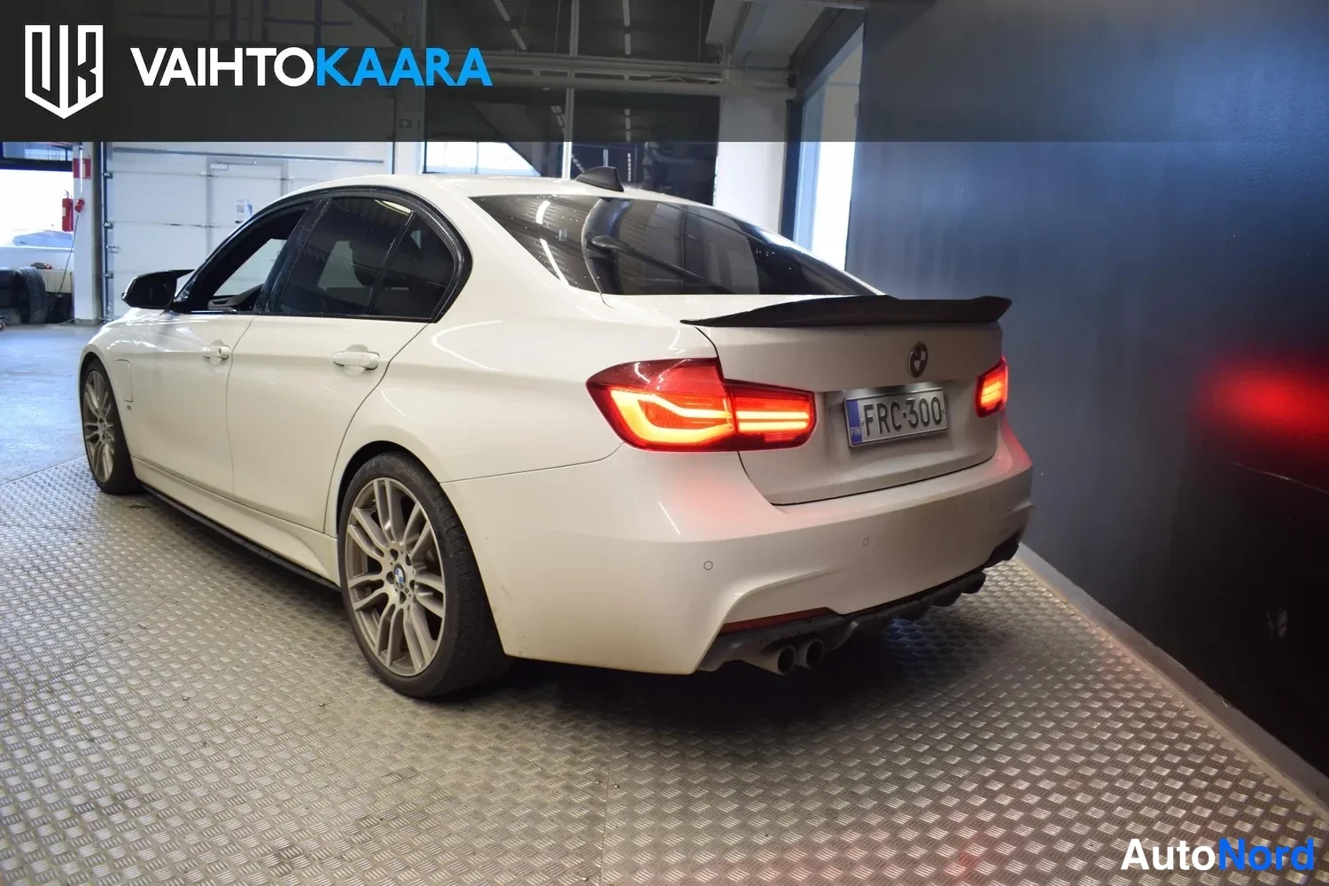Valkoinen BMW 330e 2018, takaviisto, kuva 2