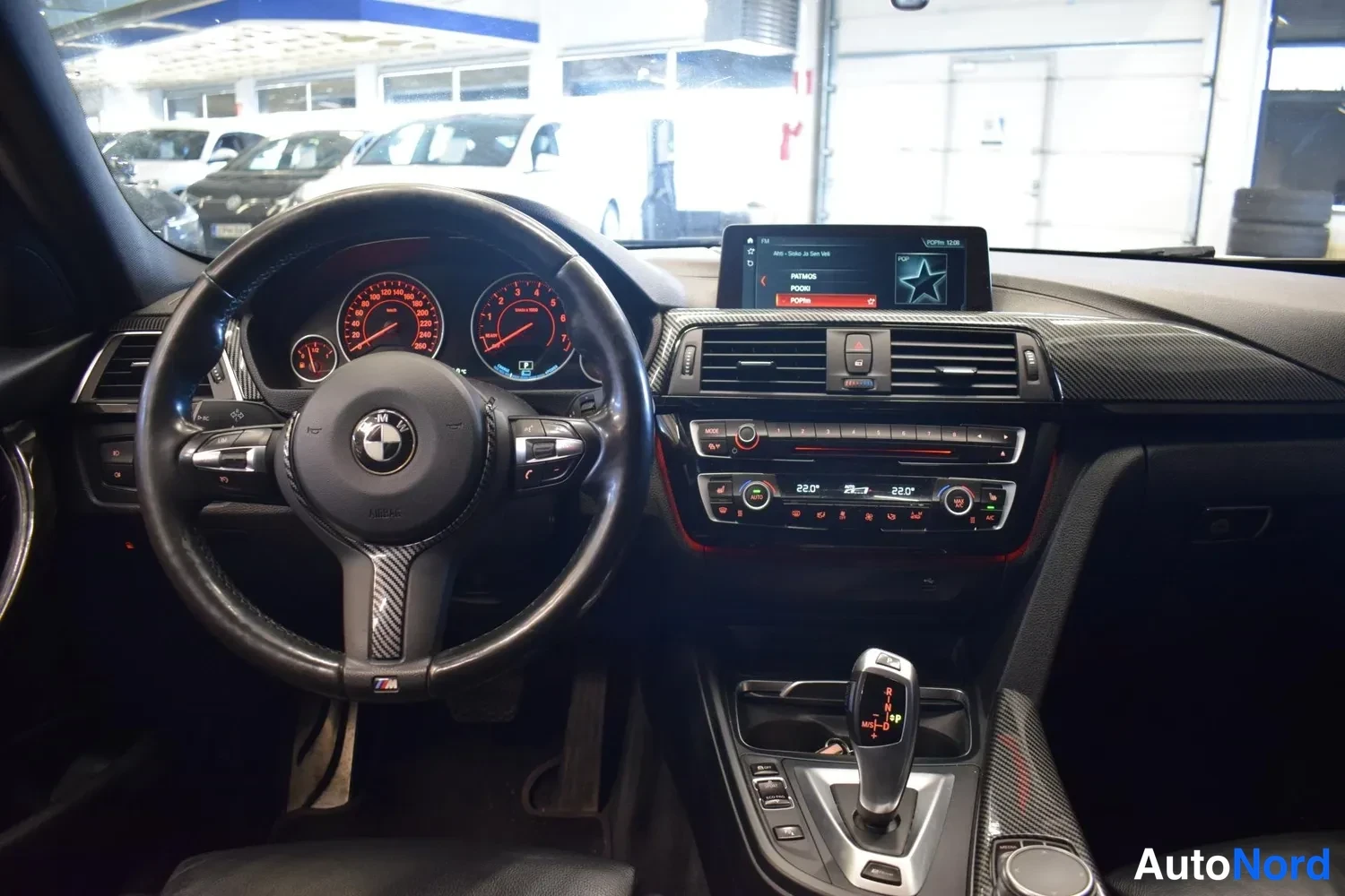 Valkoinen BMW 330e 2018, ohjaamo, kuva 3