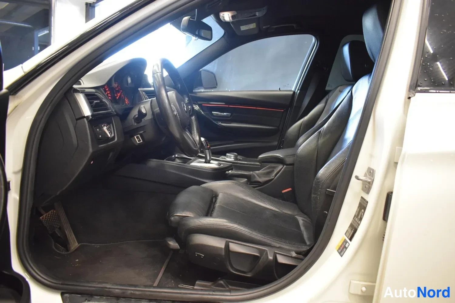 Valkoinen BMW 330e 2018, etuistuimet, kuva 4