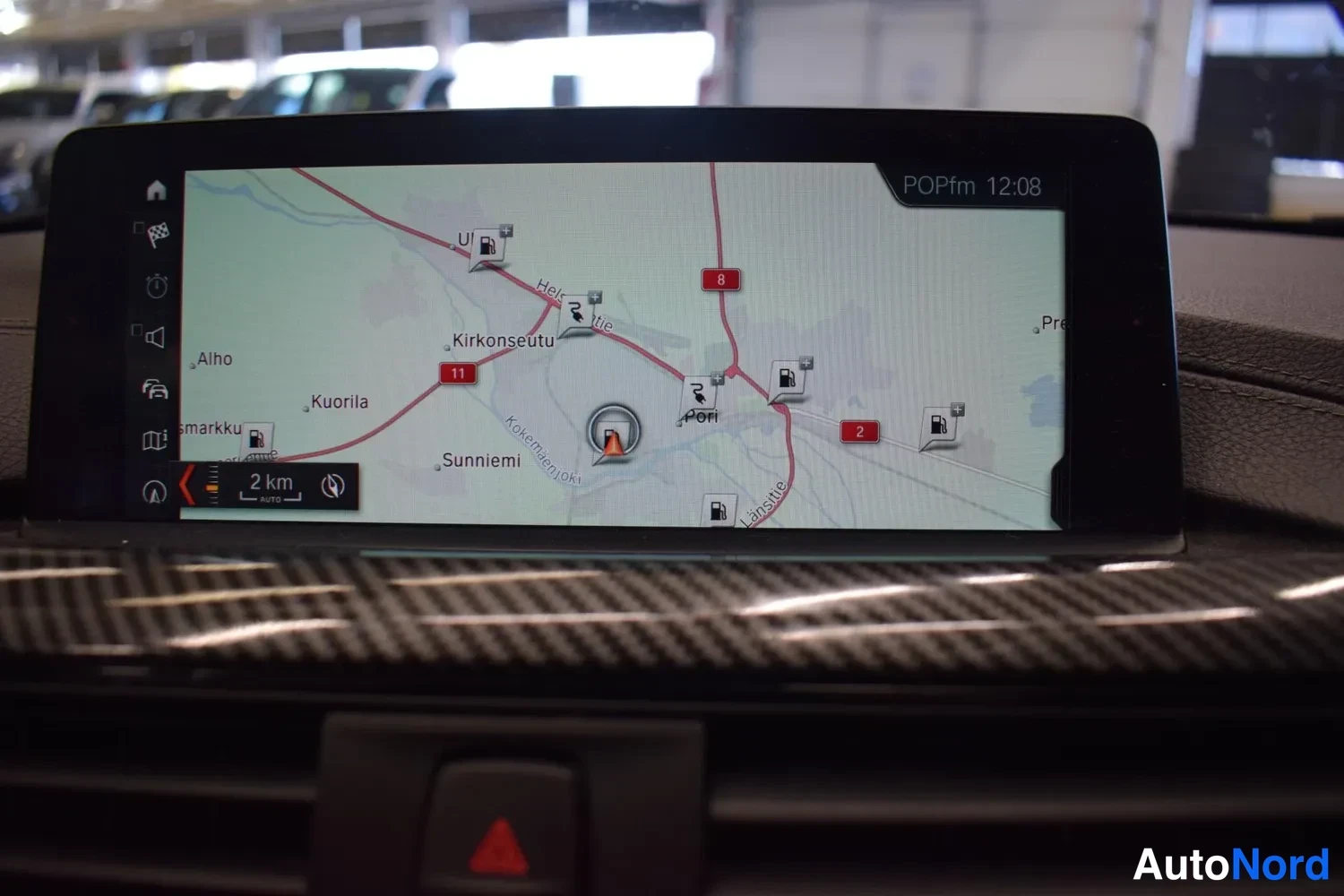 Valkoinen BMW 330e 2018, yksityiskohta, kuva 5
