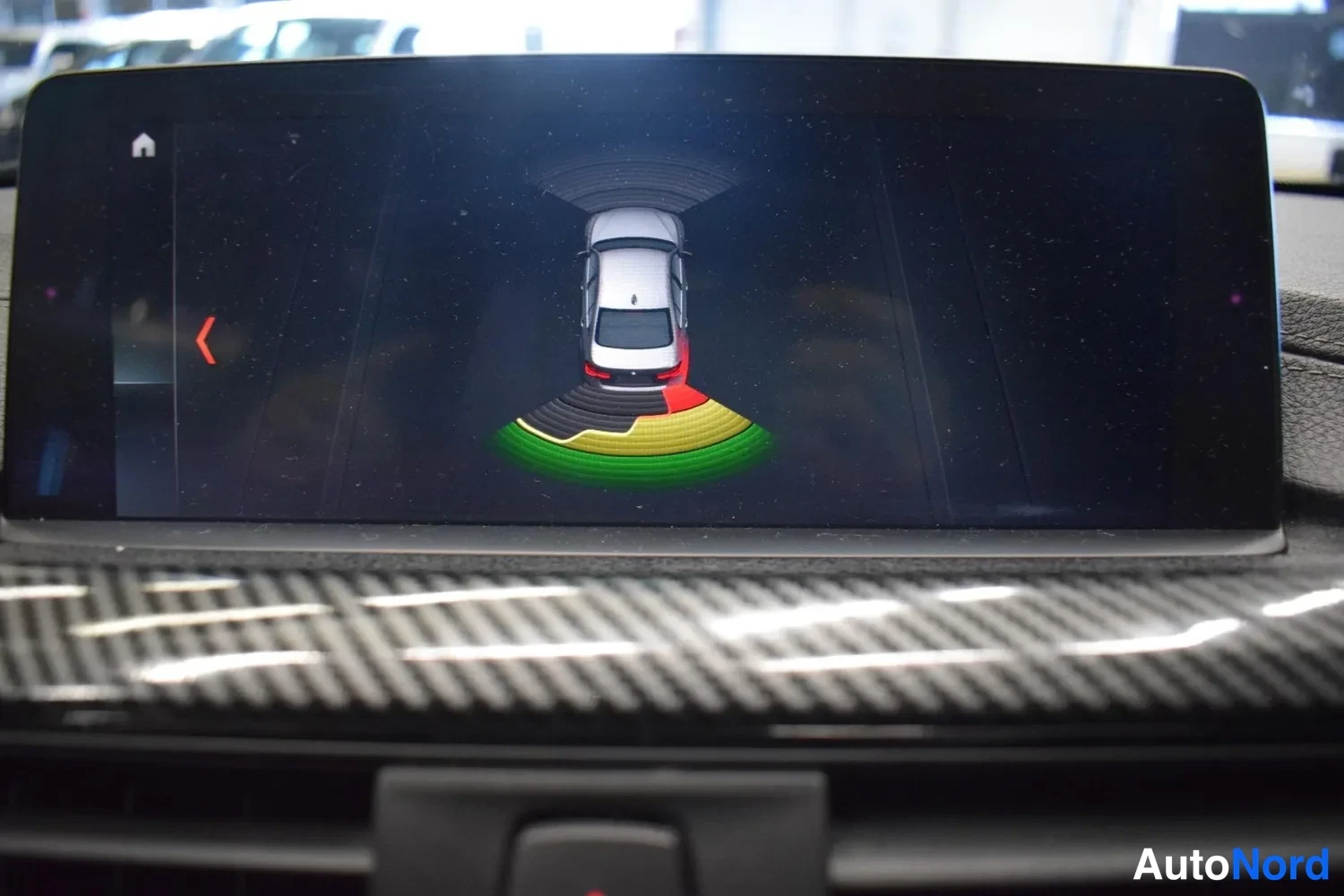 Valkoinen BMW 330e 2018, yksityiskohta, kuva 7