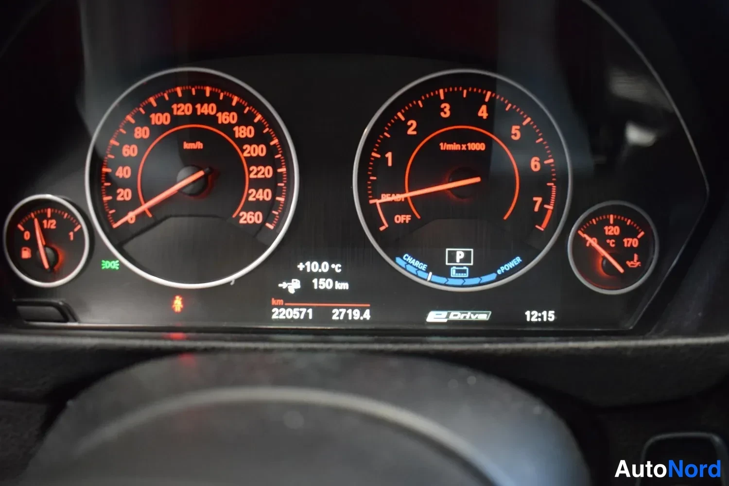Valkoinen BMW 330e 2018, yksityiskohta, kuva 9