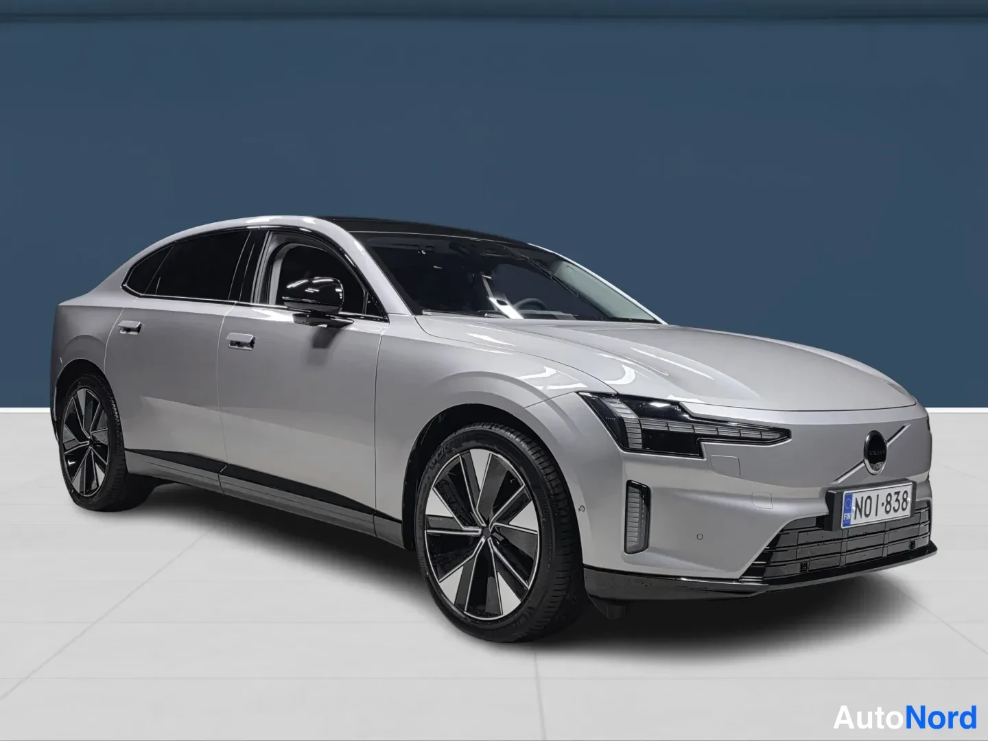 Hopea Volvo ES90 2026, etuviisto, keula oikealle, kuva 2