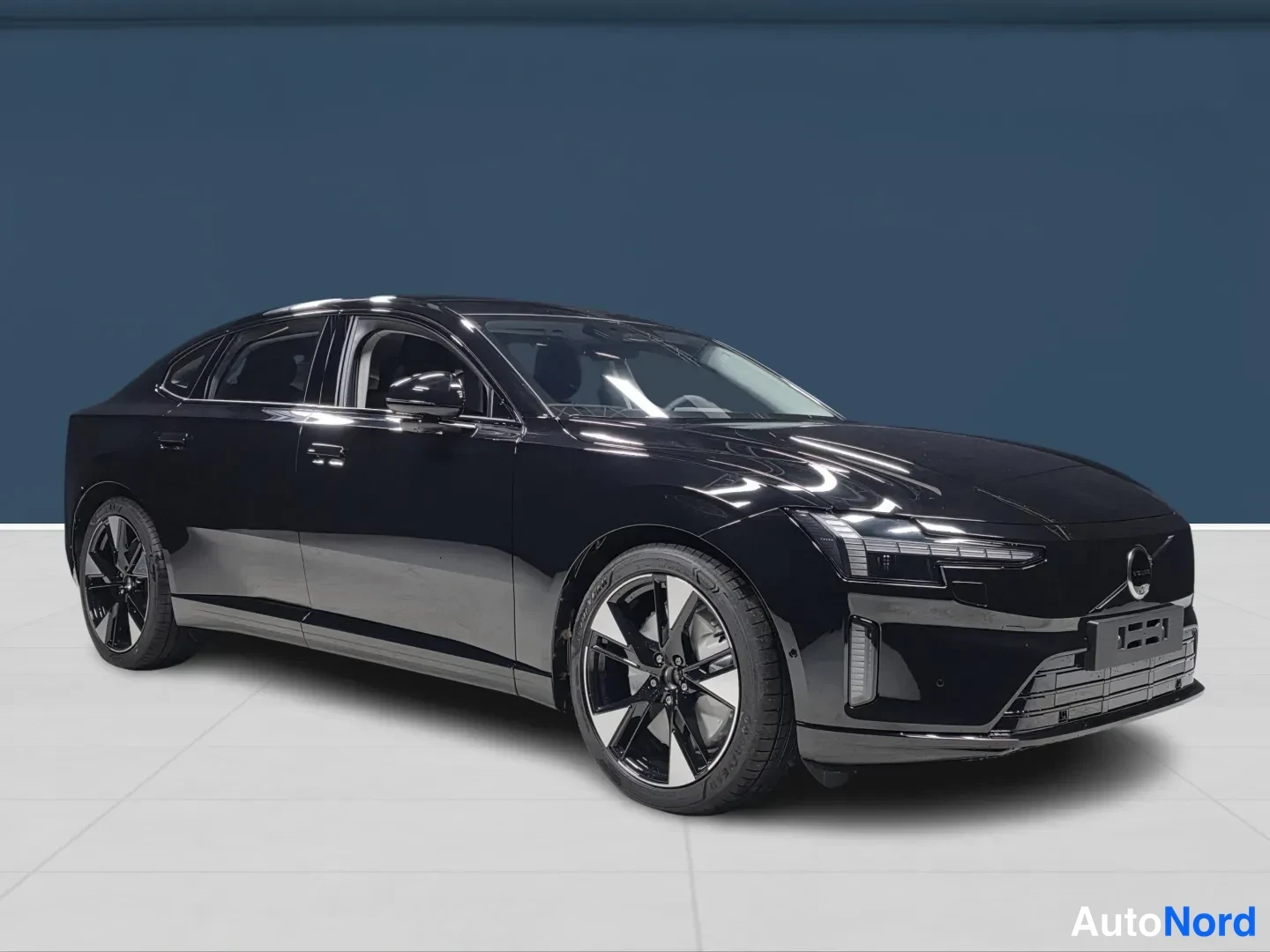 Musta Volvo ES90 2026, etuviisto, keula oikealle, kuva 3
