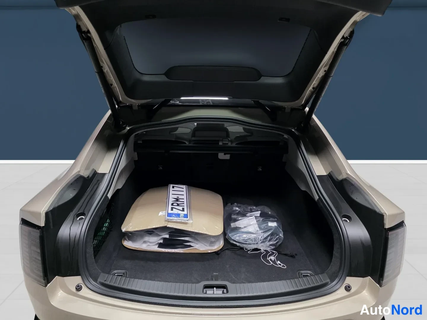 Beige Volvo ES90 2026, tavaratila, kuva 14