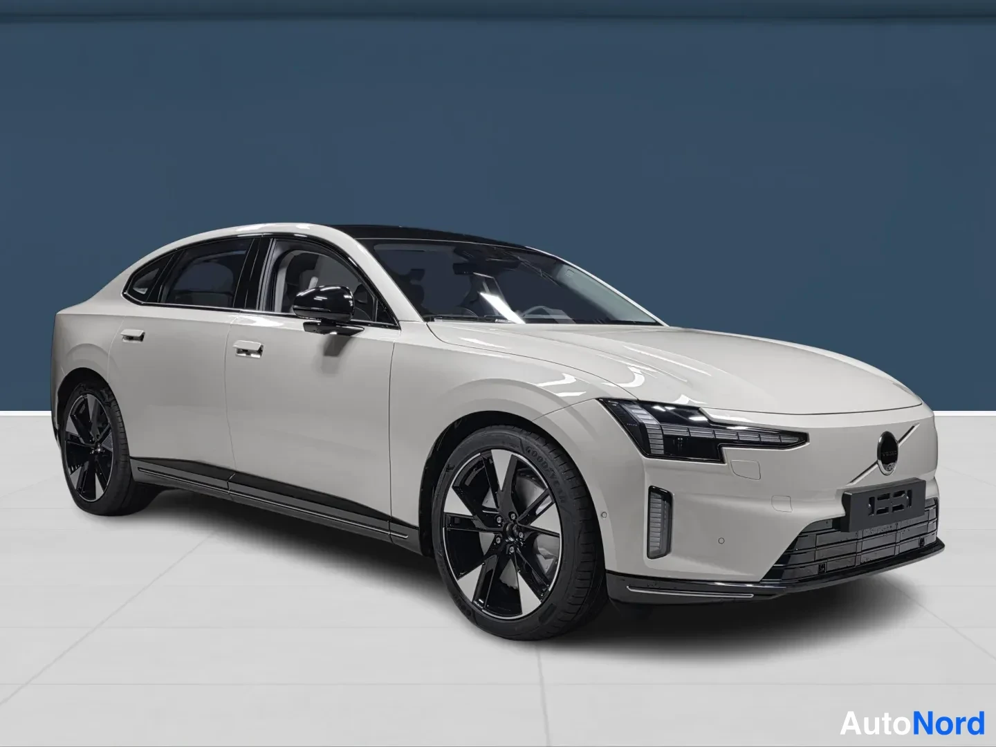 Beige Volvo ES90 2026, etuviisto, keula oikealle, kuva 2