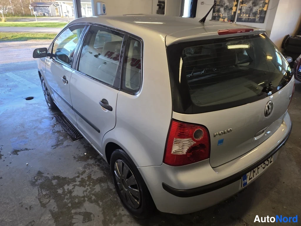 Harmaa Volkswagen Polo 2003, takaviisto, kuva 4