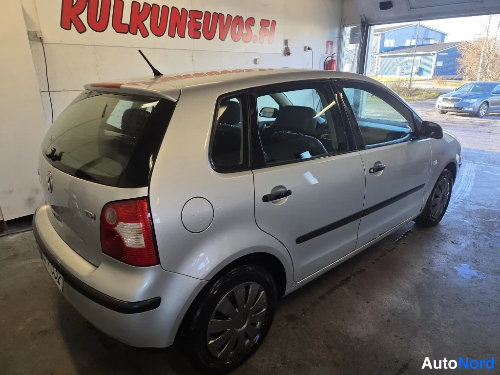 Harmaa Volkswagen Polo 2003, takaviisto, kuva 5