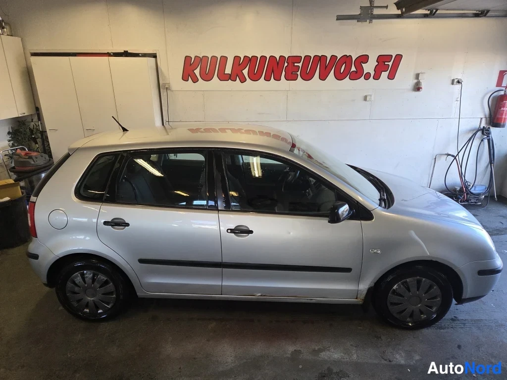 Harmaa Volkswagen Polo 2003, etuviisto, keula oikealle, kuva 2