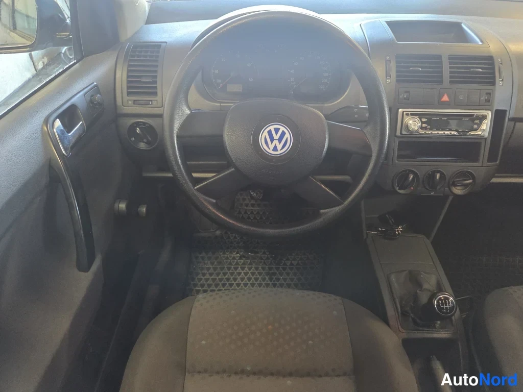 Harmaa Volkswagen Polo 2003, ohjaamo, kuva 6