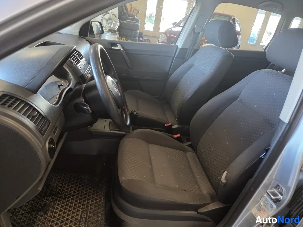 Harmaa Volkswagen Polo 2003, etuistuimet, kuva 7