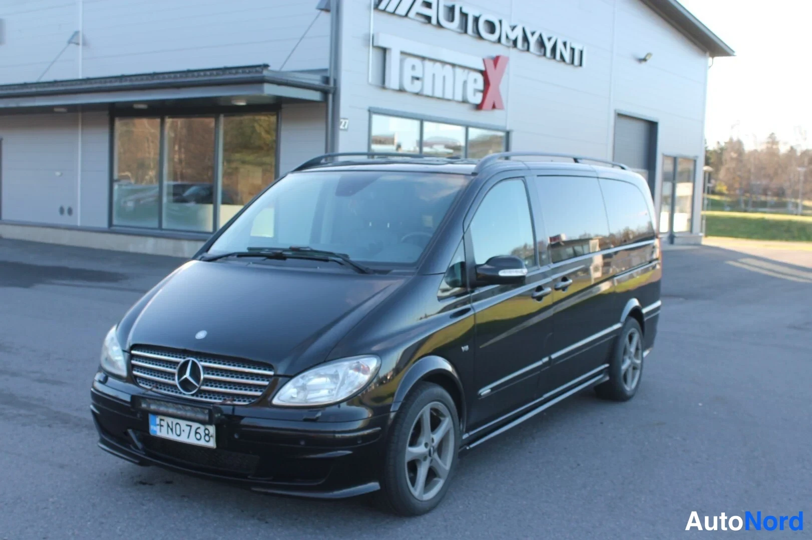 Musta Mercedes-Benz Viano 2009, etuviisto, keula vasemmalle, kuva 2