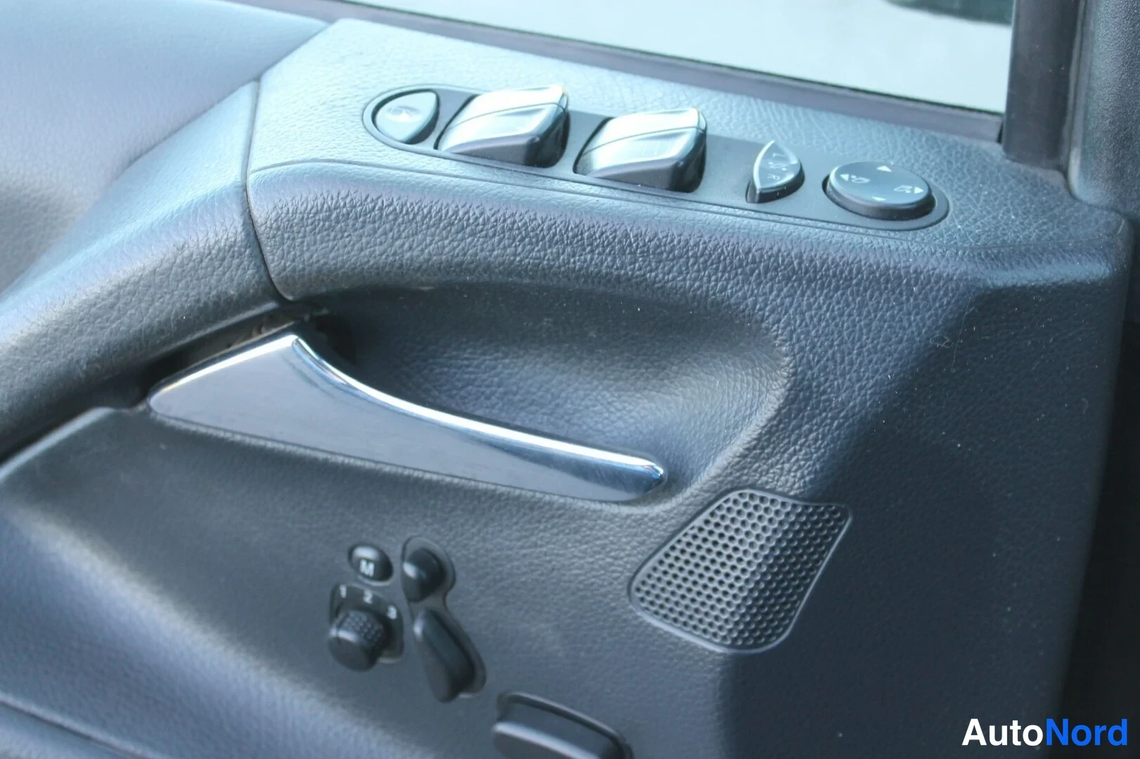 Musta Mercedes-Benz Viano 2009, yksityiskohta, kuva 21