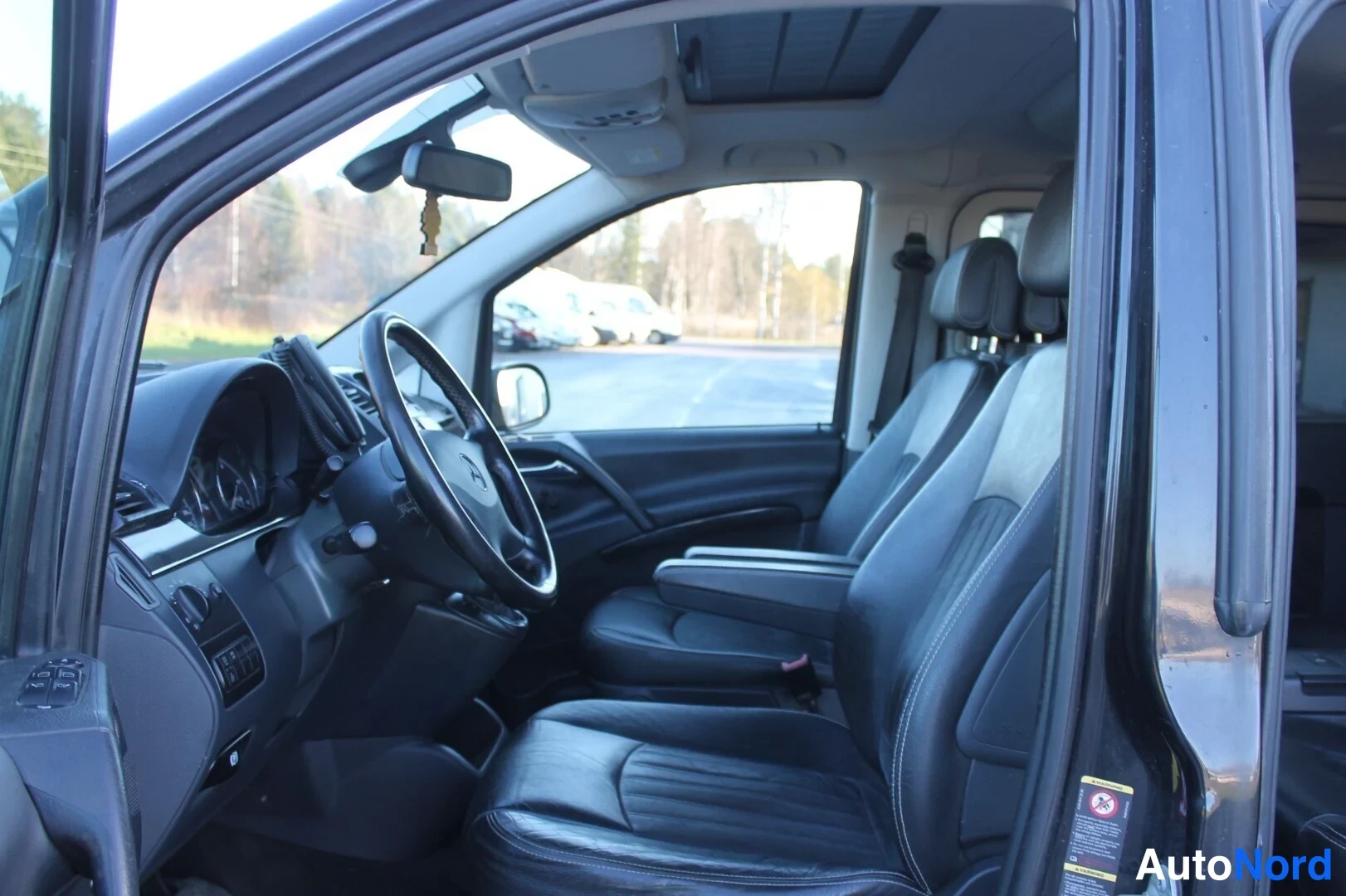 Musta Mercedes-Benz Viano 2009, ohjaamo, kuva 9