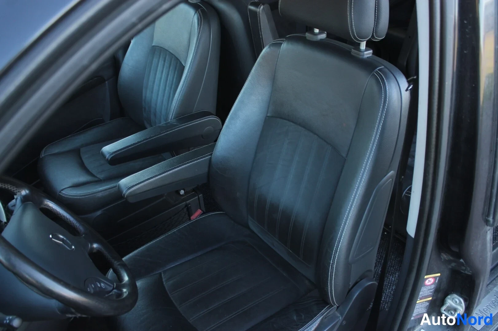 Musta Mercedes-Benz Viano 2009, etuistuimet, kuva 13