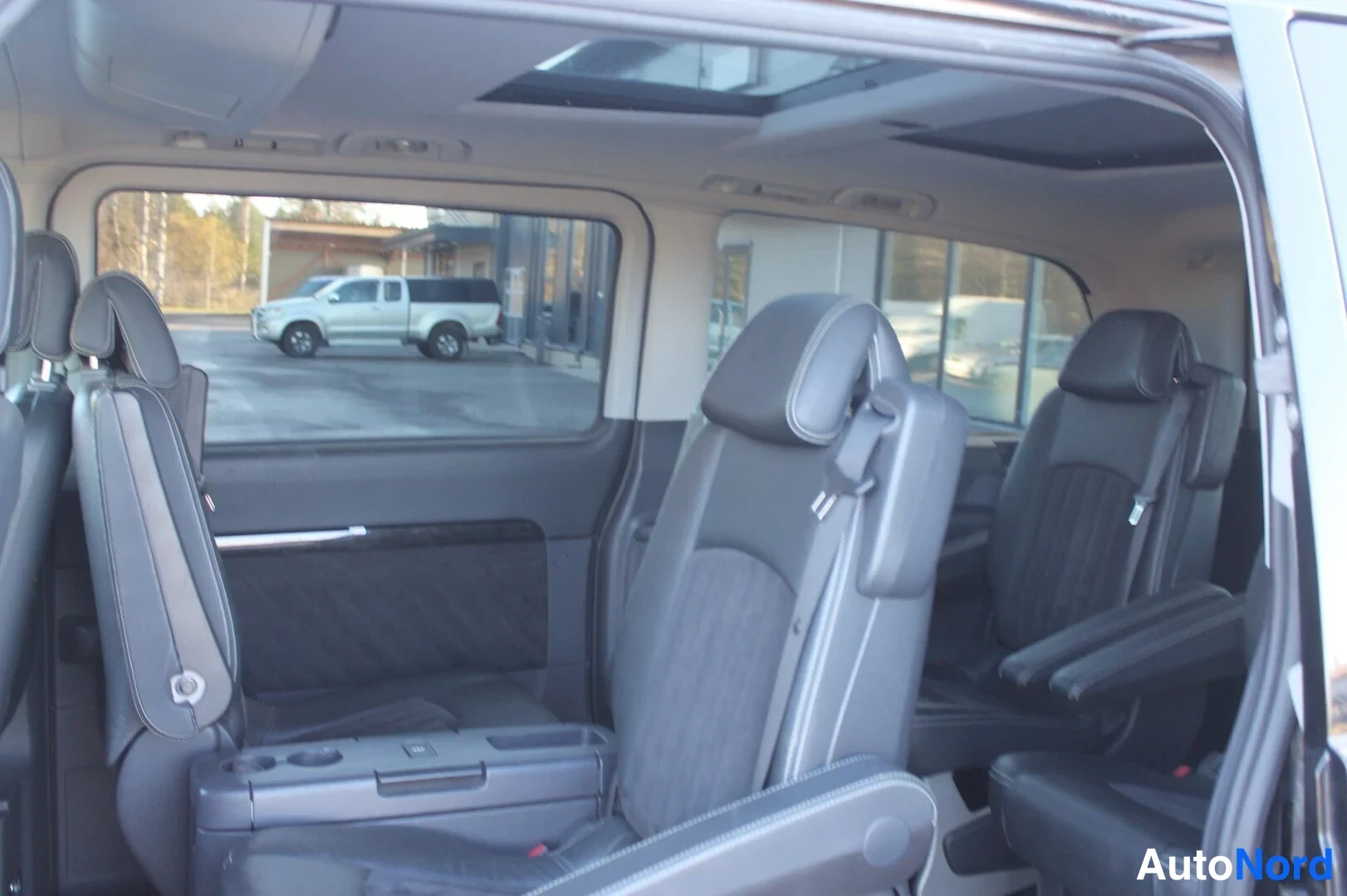 Musta Mercedes-Benz Viano 2009, takaistuimet, kuva 17