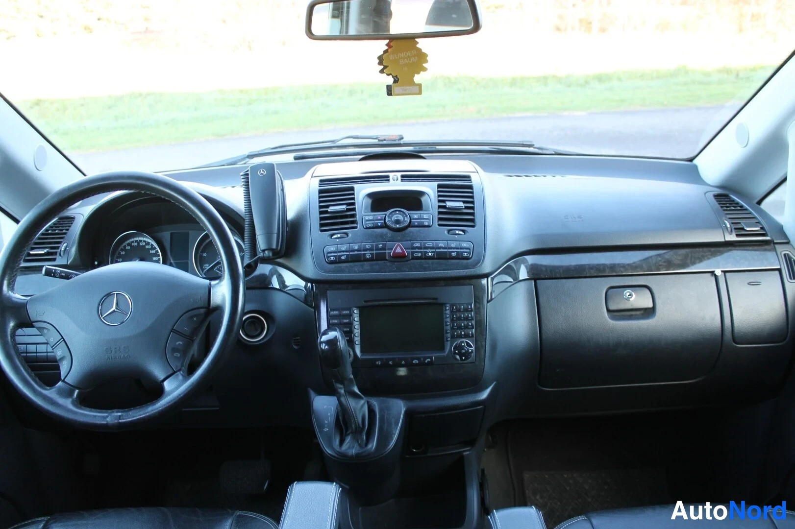 Musta Mercedes-Benz Viano 2009, ohjaamo, kuva 11
