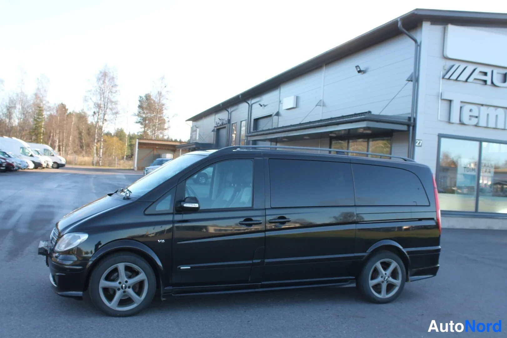 Musta Mercedes-Benz Viano 2009, etuviisto, keula vasemmalle, kuva 3