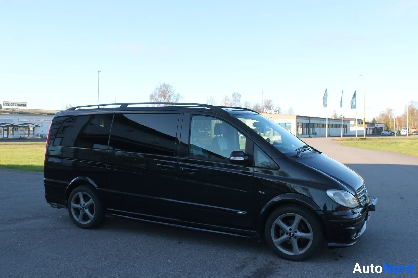 Musta Mercedes-Benz Viano 2009, etuviisto, keula oikealle, kuva 4