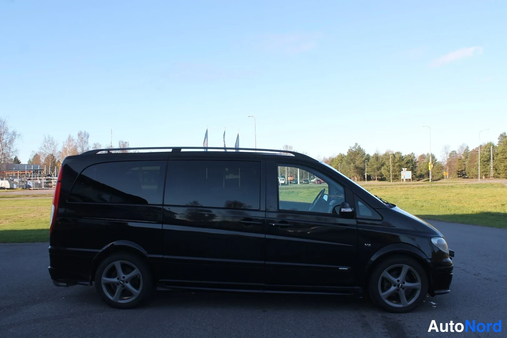 Musta Mercedes-Benz Viano 2009, etuviisto, keula oikealle, kuva 5