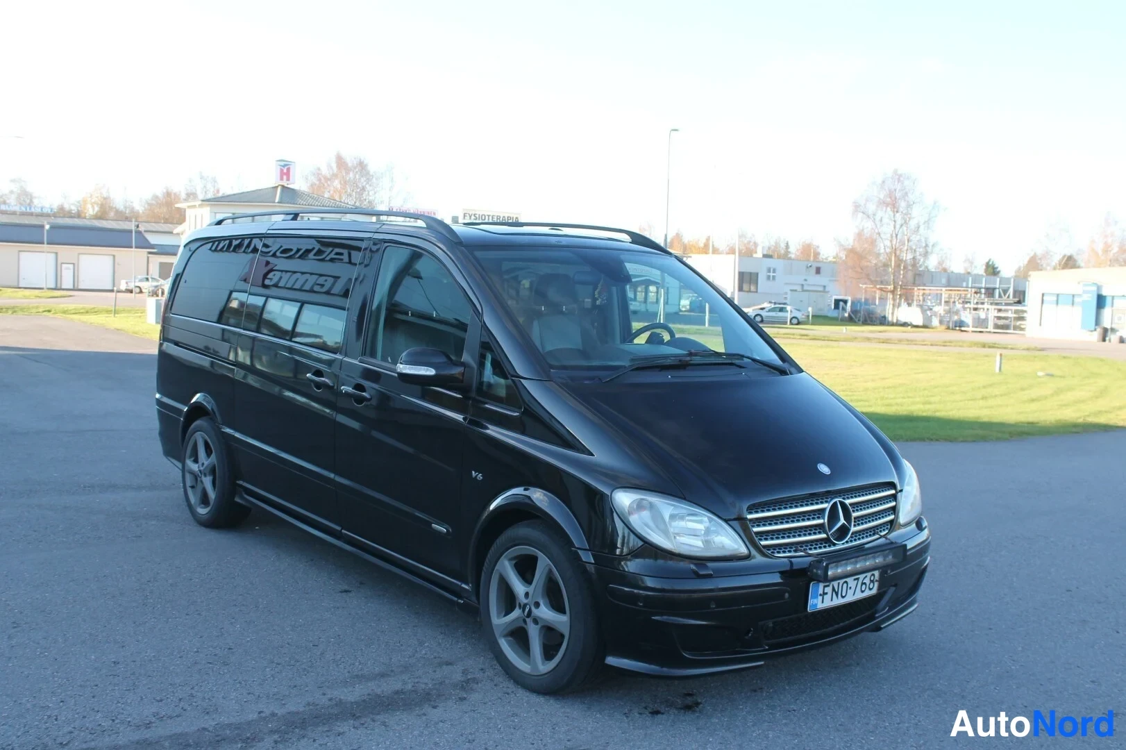 Musta Mercedes-Benz Viano 2009, etuviisto, keula oikealle, kuva 6