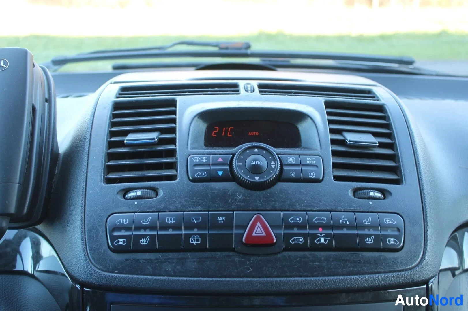 Musta Mercedes-Benz Viano 2009, yksityiskohta, kuva 18