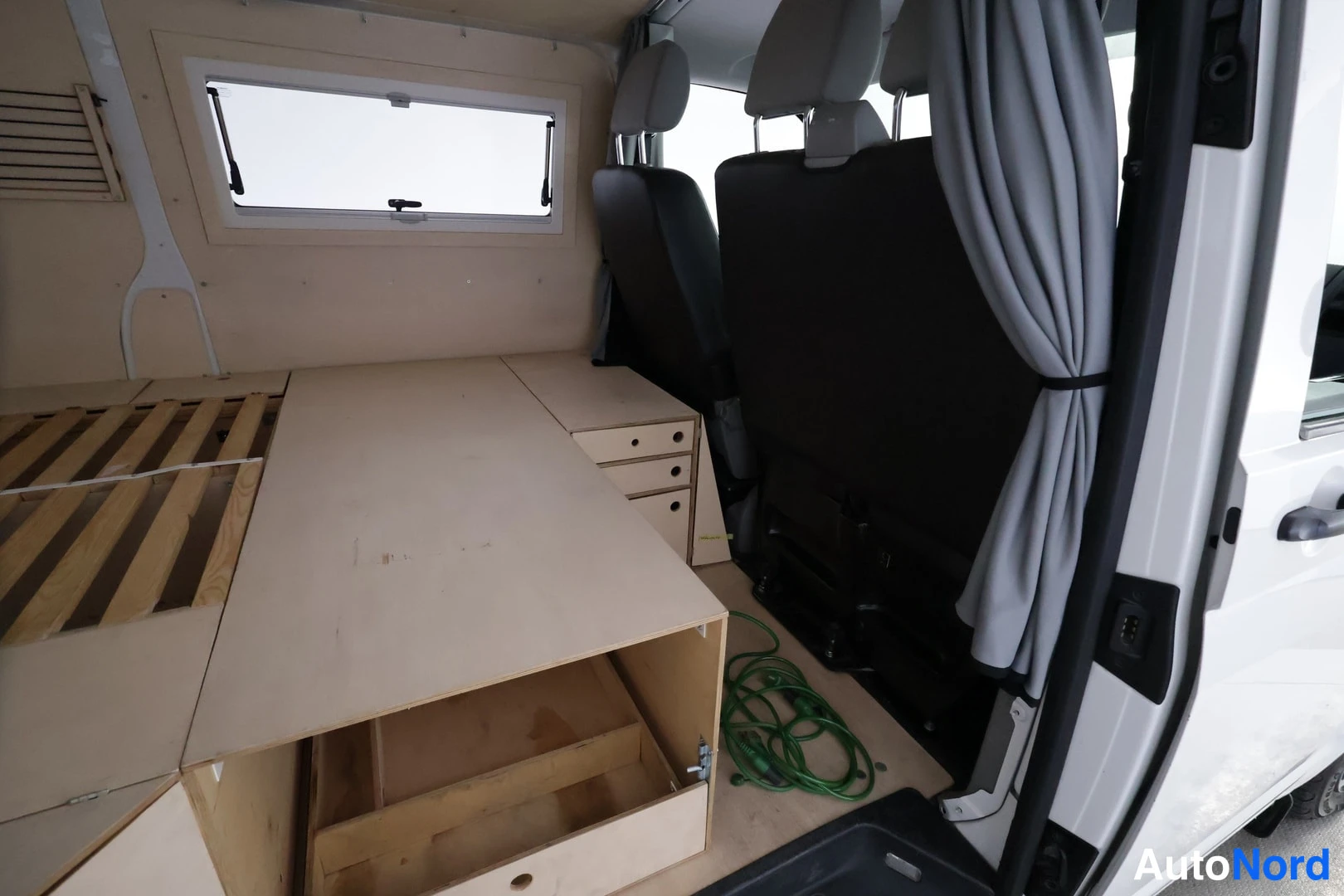 White Volkswagen Transporter 2016, boot, photo 18