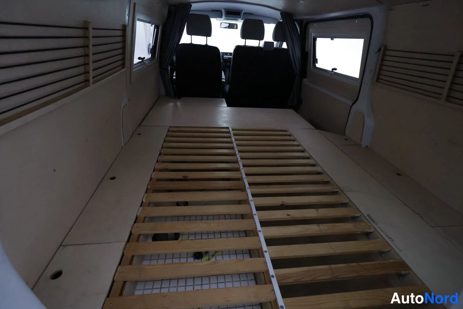 White Volkswagen Transporter 2016, boot, photo 20