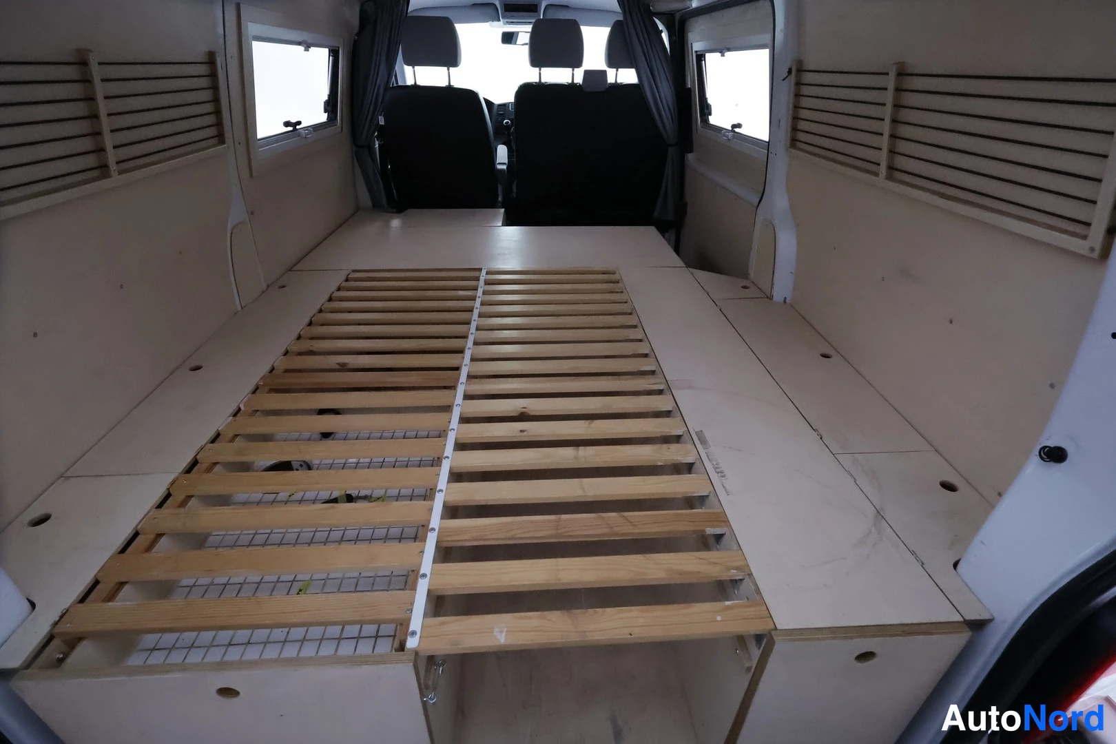 White Volkswagen Transporter 2016, boot, photo 21