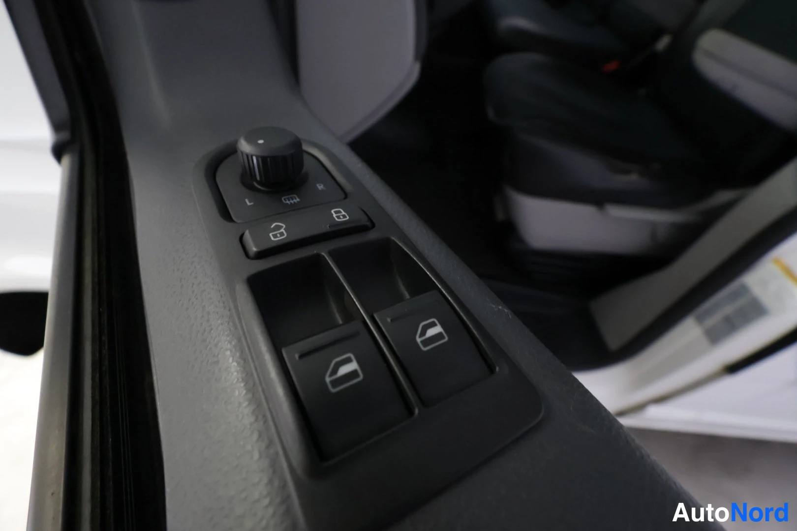 White Volkswagen Transporter 2016, detail, photo 32