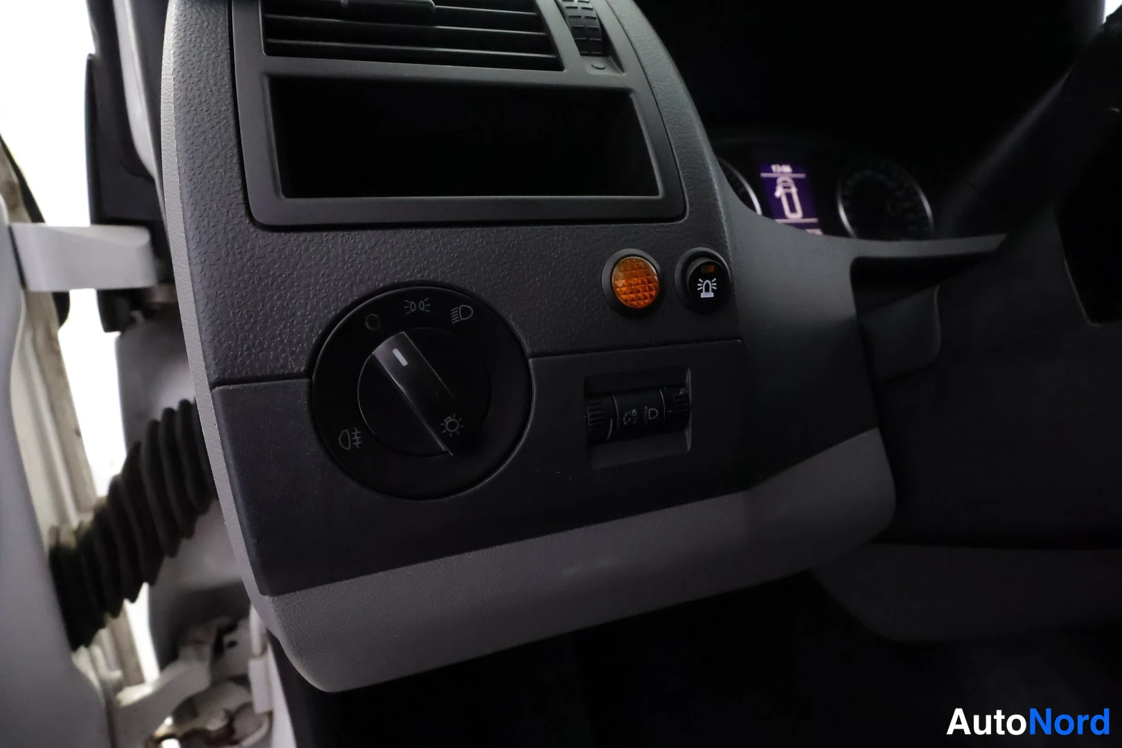 White Volkswagen Transporter 2016, detail, photo 22