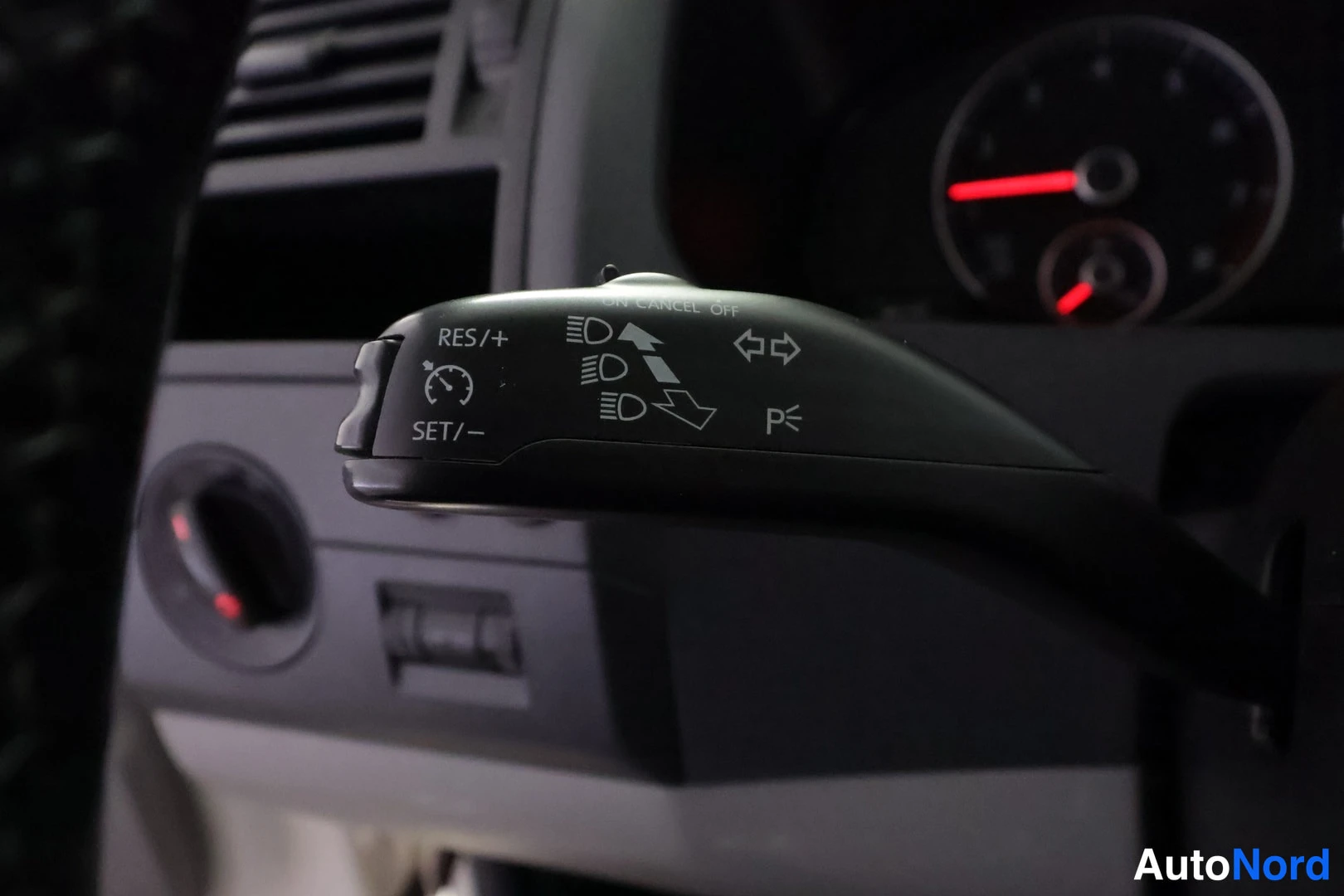 White Volkswagen Transporter 2016, detail, photo 34